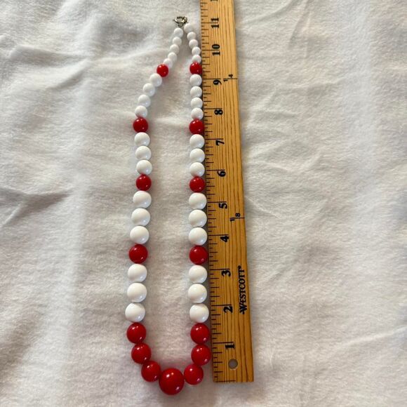 Vintage red and white plastic beaded necklace - Picture 3 of 3